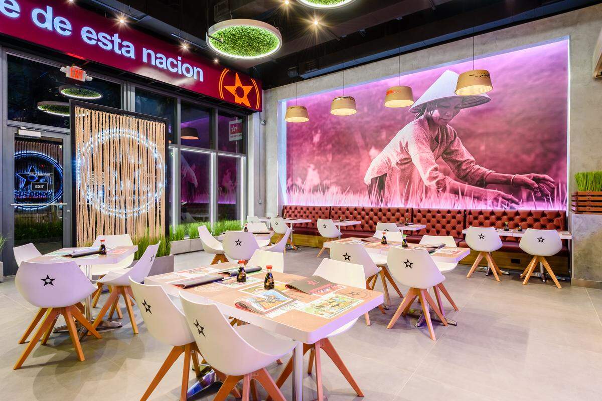 Nacionsushi busca desafiar los sentidos con mucho color así como gráficos, arte pop de neón y una réplica brillantemente iluminada de un árbol de cerezo en la plaza central.