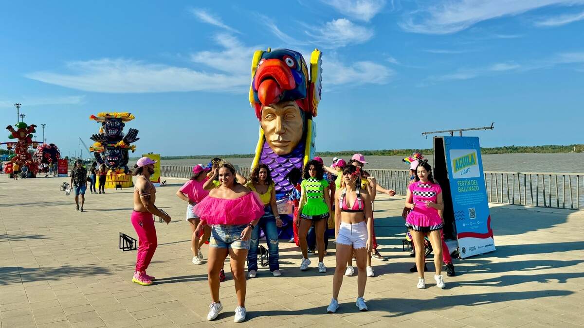 Preparación de bailes para el carnaval en el Gran Malecón en Baranquilla, Colombia