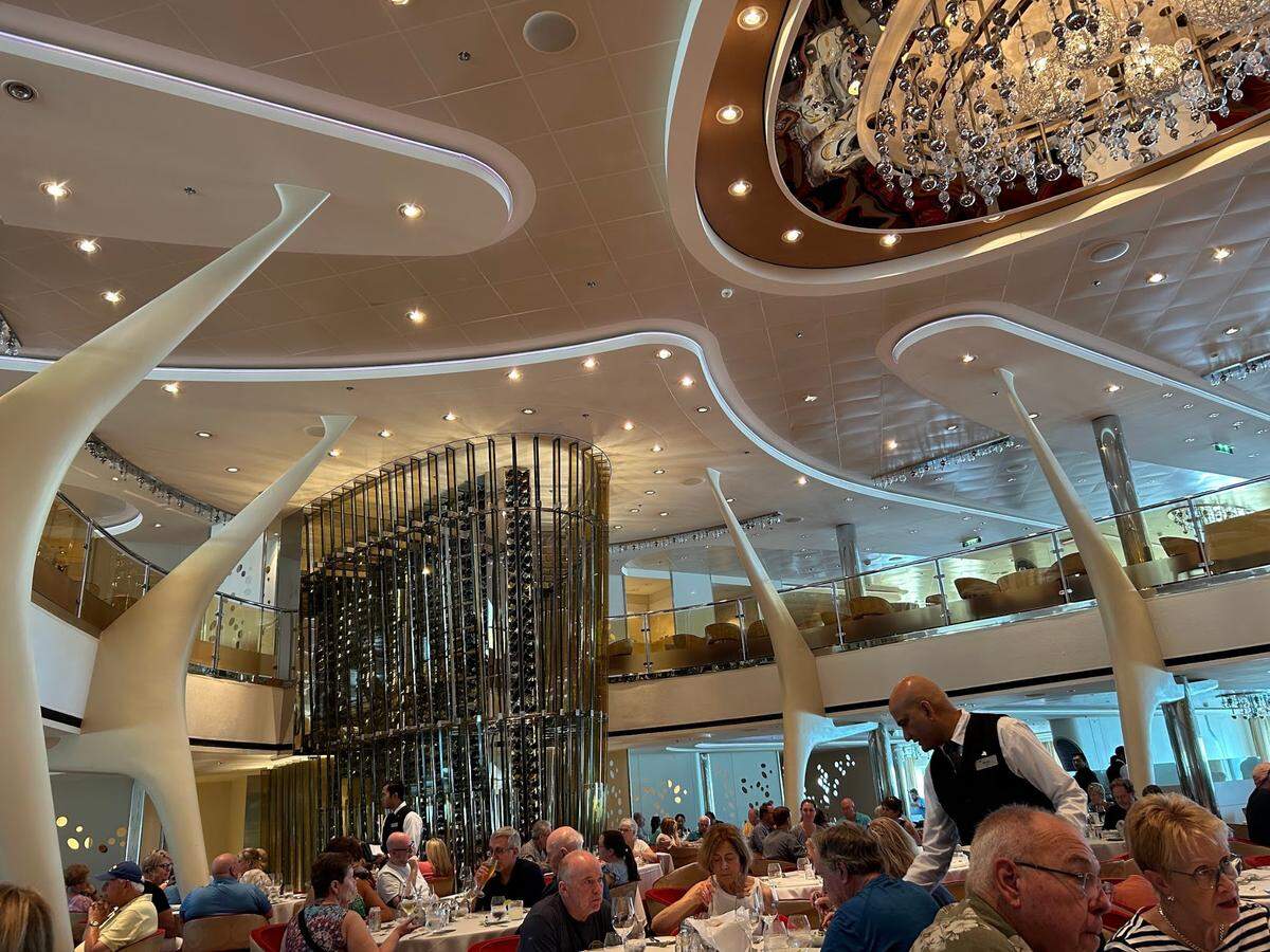 Celebrity Grand Cuvee es el comedor principal de Celebrity Silhouette.