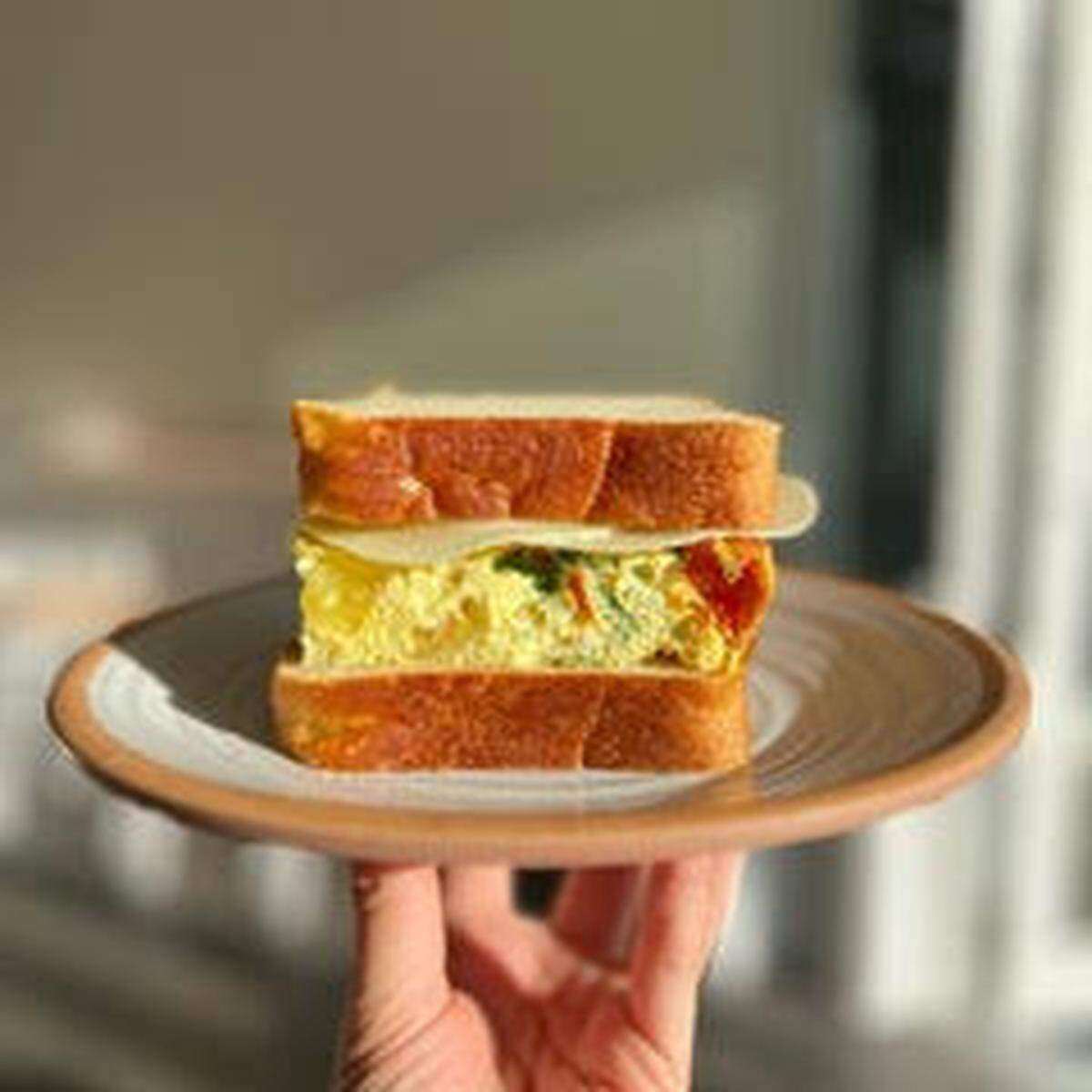 No te puedes perder el emparedado de frittata de huevo, verduras mixtas y provolone, fundido en unas tostada de masa madre.