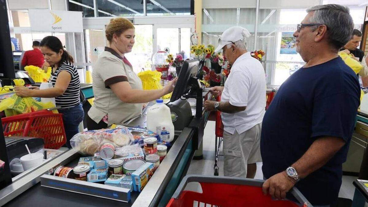 Los supermercados Sedanos, como el ubicado en Southwest 8th Street y 48th Avenue, están abiertos.
