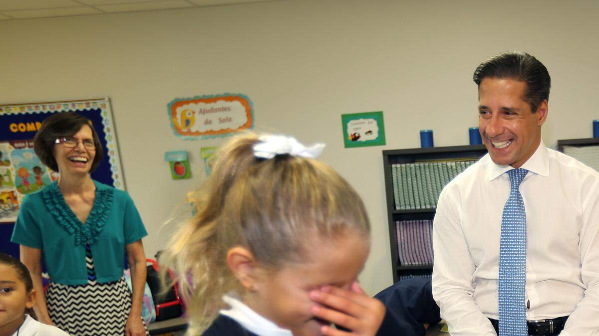 El superintendente Alberto Carvalho conversa con los estudiantes durante el primer día de clases, en Downtown Doral Charter Elementary, en donde se darán clases de español y portugués. 