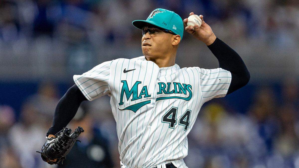 El abridor de los Marlins Jesús Luzardo lanza en el segundo inning del partido ante los Yankees de Nueva York, celebrado el 11 de agosto de 2023 en Miami.