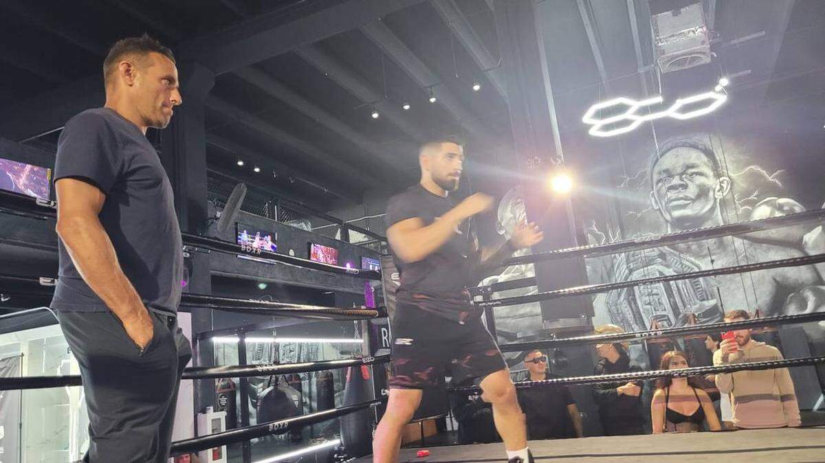 Jesús Gallo (izq.) supervisa un entrenamiento de Ilia Topuria antes de la pelea contra Josh Emmett en Jacksonville, Florida.