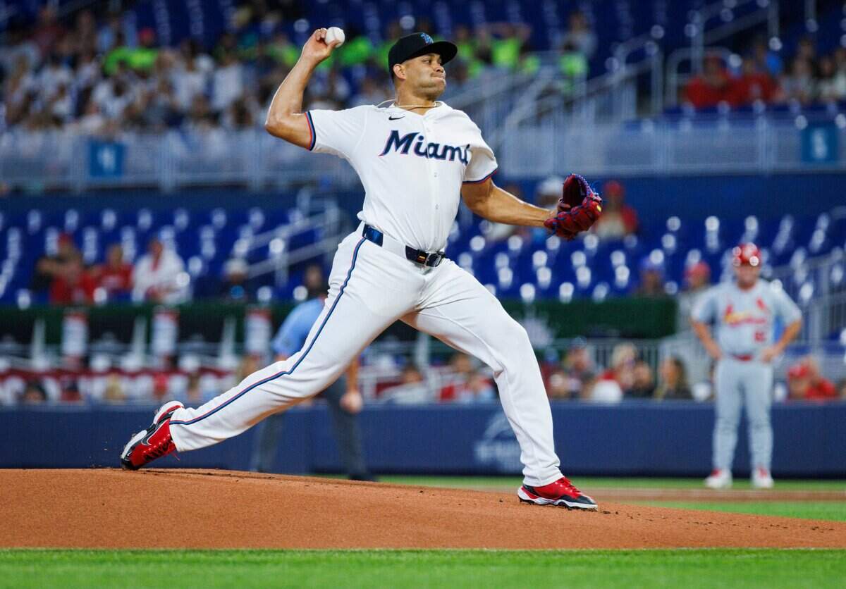 El abridor de los Marlins Vonny Chirinos lanza en el primer inning del partido ante los Cardenales de San Luis, celebrado el 19 de junio de 2024 en el loanDepot Park en Miami.