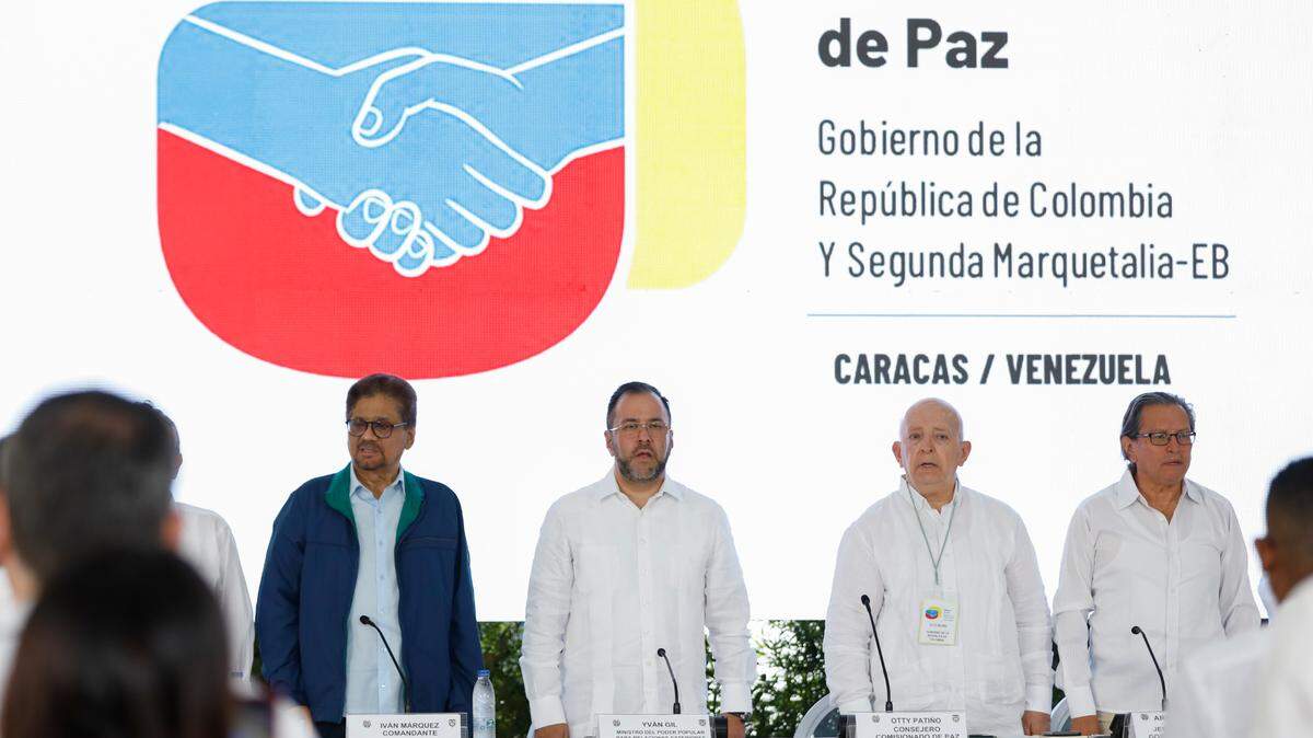 Desde la izquierda, Iván Márquez, miembro del grupo rebelde Segunda Marquetalia, Yvan Gil, Ministro de Relaciones Exteriores de Venezuela, Otty Patino, miembro de la Comisión de Paz, y Armando Novoa, representante del gobierno colombiano, al inicio de las conversaciones de paz.