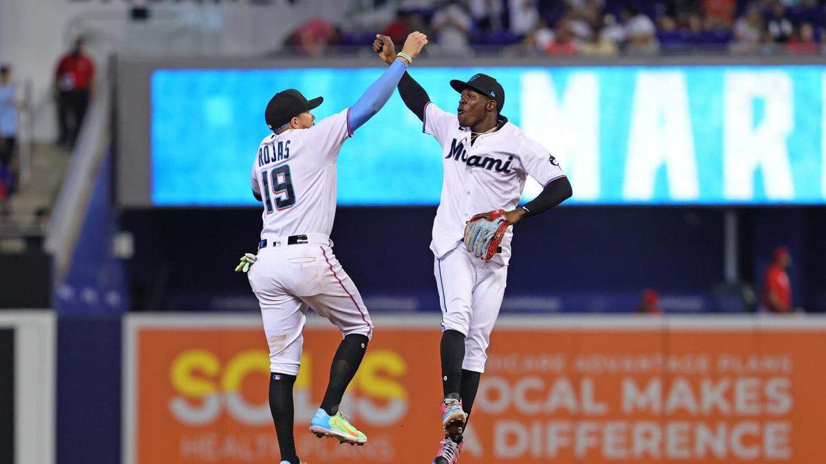 Miguel Rojas (izq.) y Jazz Chisholm Jr. celebran tras el triunfo de los Marlins en el partido ante los Rojos de Cincinnati, celebrado el 29 de agosto de 2021 en Miami.