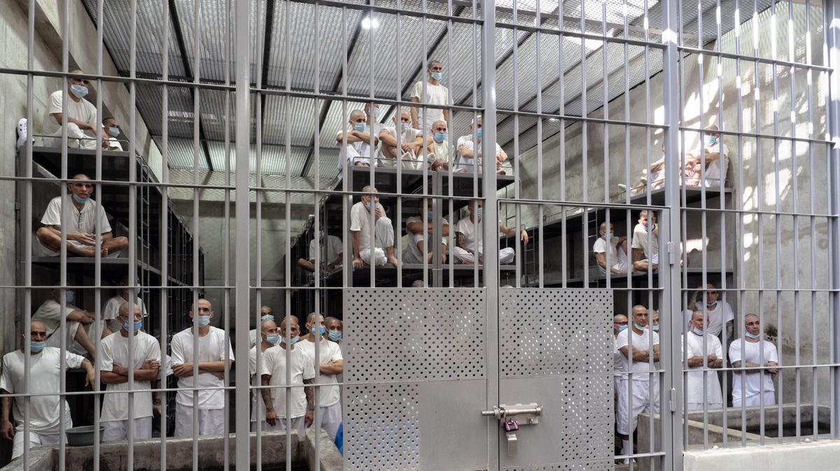 El presidente de Costa Rica, Rodrigo Chaves, anunció este miércoles que licitará la construcción de una prisión de alta seguridad, inspirada en la megacárcel para pandilleros (Cecot) de su par salvadoreño, Nayib Bukele.