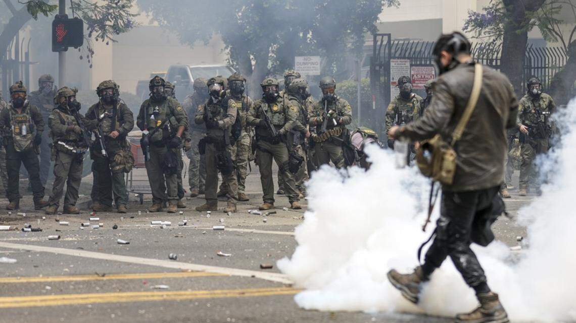 Agentes federales lanzan granadas de humo y estruendo contra manifestantes cerca de un Home Depot, tras una redada realizada por el Servicio de Inmigración y Control de Aduanas (ICE) en Paramount, California, el 7 de junio de 2025.