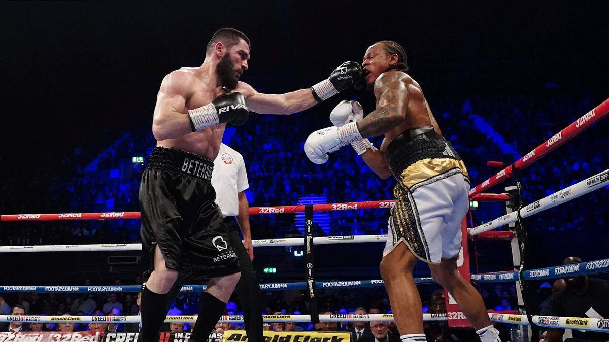  Artur Beterbiev (izq.) defendió con éxito sus títulos de los semipesados por el CMB, la FIB y la OMB al noquear al retador inglés Anthony Yarde en el octavo asalto de su combate el sábado 28 de enero de 2023 en Londres, Inglaterra. 