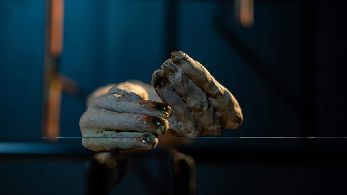 “Mientras vuelvo a cero” [Really Looking Forward to This], 2025, de Roxana Barba. Escultura en cerámica (detalle). El cuerpo como fragmento o las manos de arcilla, pero integradas a la lógica de la máquina, son elementos recurrentes en la obra más reciente de la artista. 
