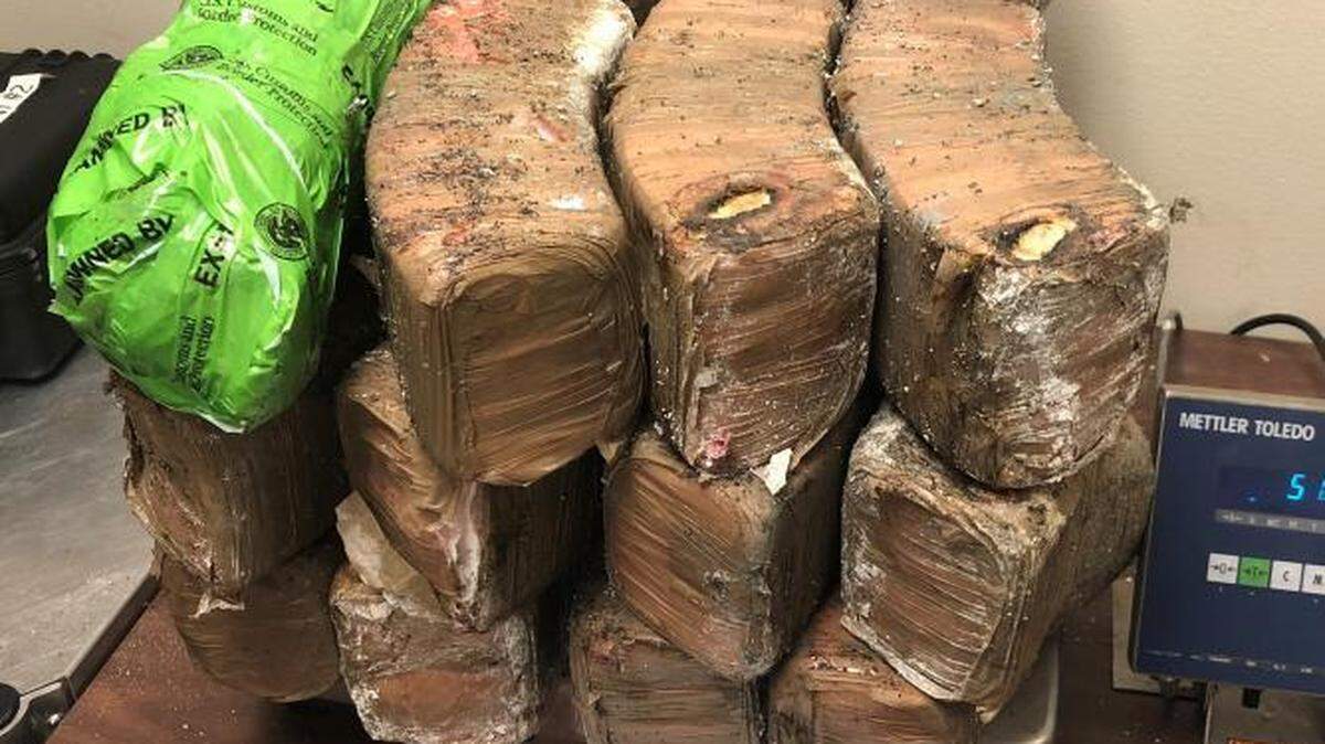 Cargamento de 114 libras (51.78 kg) de supuesta metanfetamina hallado por las autoridades de EEUU.