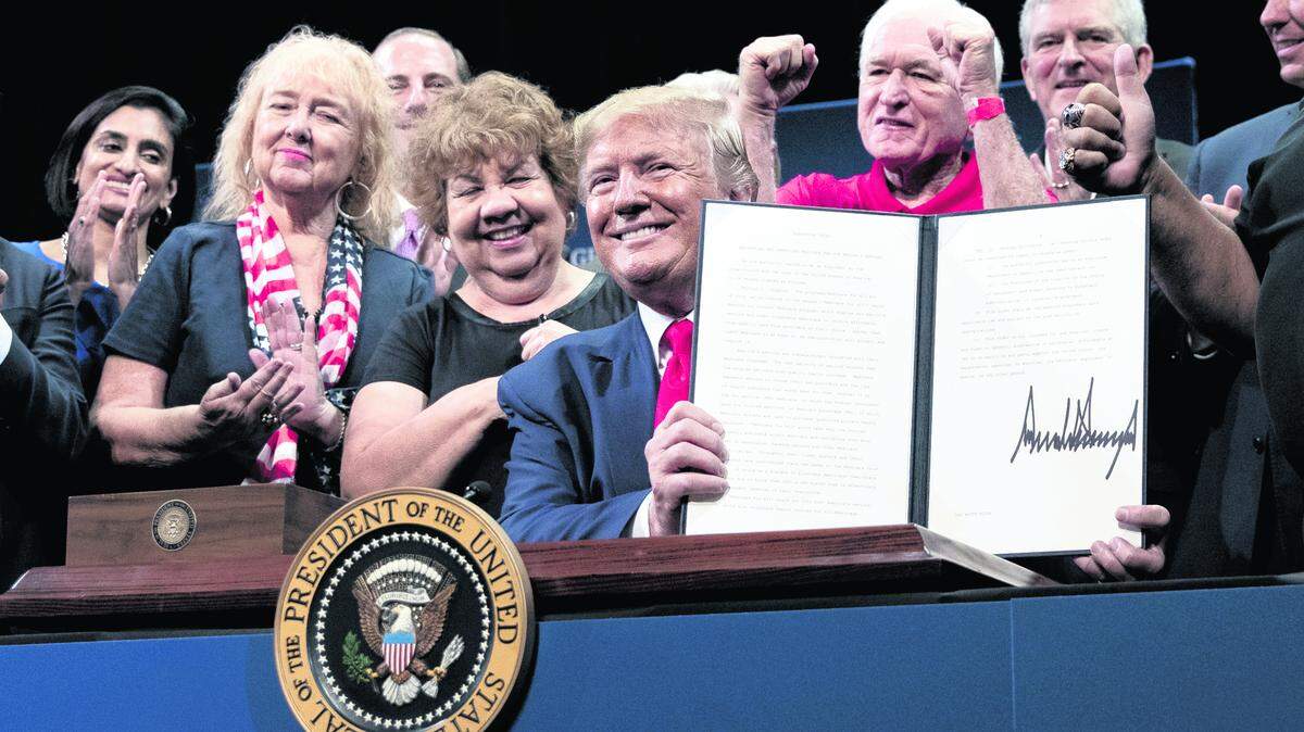 El presidente Donald Trump muestra la orden ejecutiva firmada que proteje y mejora Medicare para los seniors el jueves 3 de octubre, 2019.