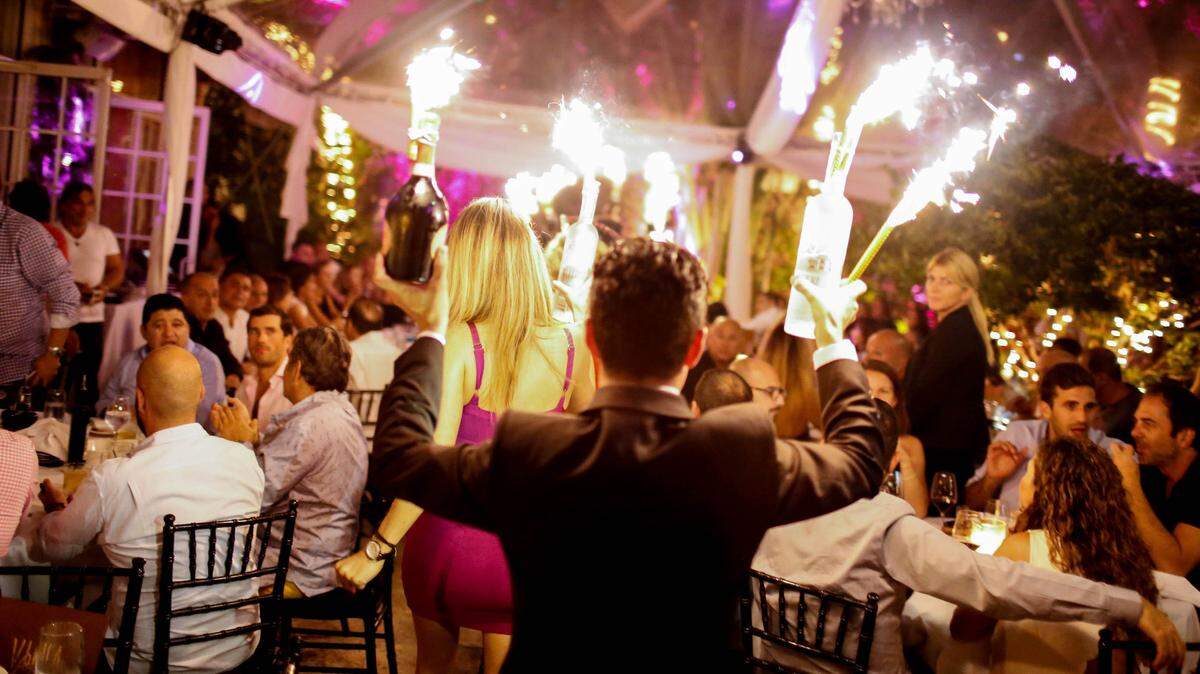 La fiesta de Villa Azur, el elegante restaurante al estilo Mediterráneo, es una de las más elegantes de La Playa, especialmente la fiesta de los jueves, caracterizada por tener una temática diferente cada semana.