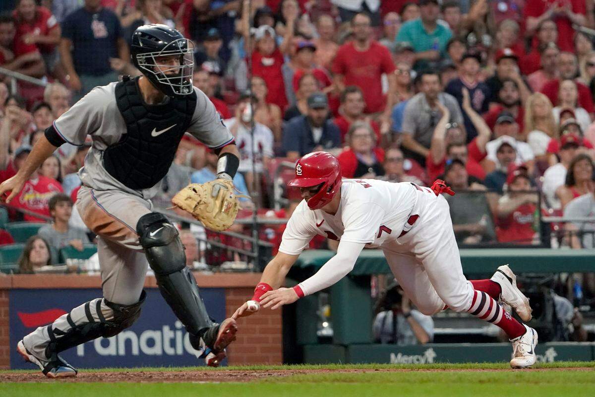 El receptor de los Cardenales Andrew Knizner anota una carrera en el quinto inning del partido ante los Cardenales, celebrado el 29 de junio de 2022 en San Luis.