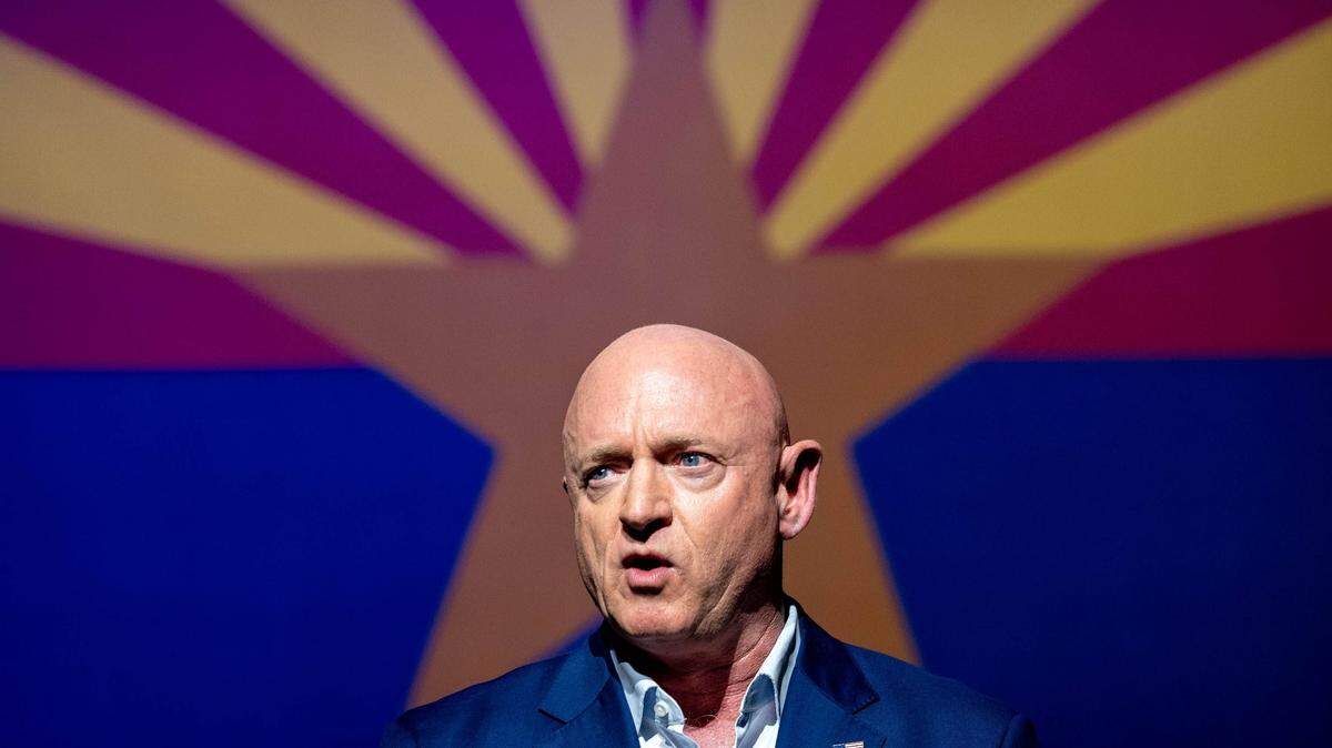 El senador Mark Kelly habla durante un mitin el día de las elecciones en el Teatro Rialto en Tucson el 8 de noviembre de 2022.