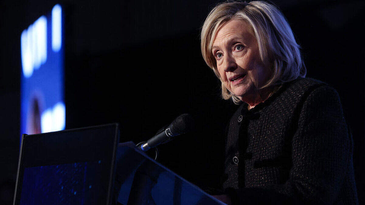 La exjefa de la diplomacia de Estados Unidos y ex primera dama, Hillary Clinton, acusó al presidente Donald Trump de orquestar un encubrimiento en relación con los archivos sobre el delincuente sexual Jeffrey Epstein. 