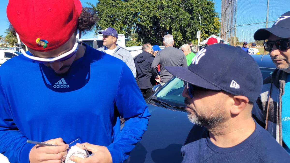 Miguel Antonio Vargas firma una pelota en el pasado Juego de las Estrellas Cubanas.