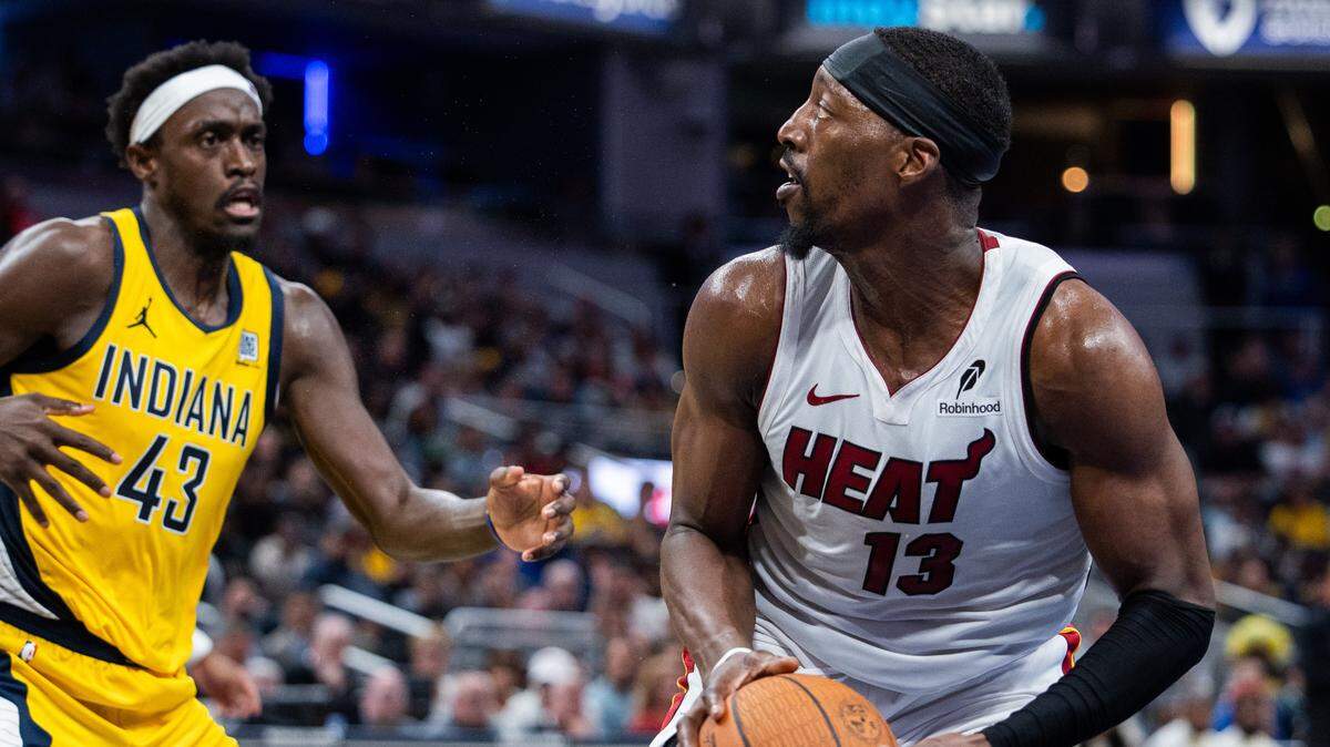 El centro del Heat de Miami Bam Adebayo trata de pasar la marca de Pascal Siakam, de los Pacers, en el partido celebrado el 15 de noviembre de 2024 en el Gainbridge Fieldhouse, en Indiana.