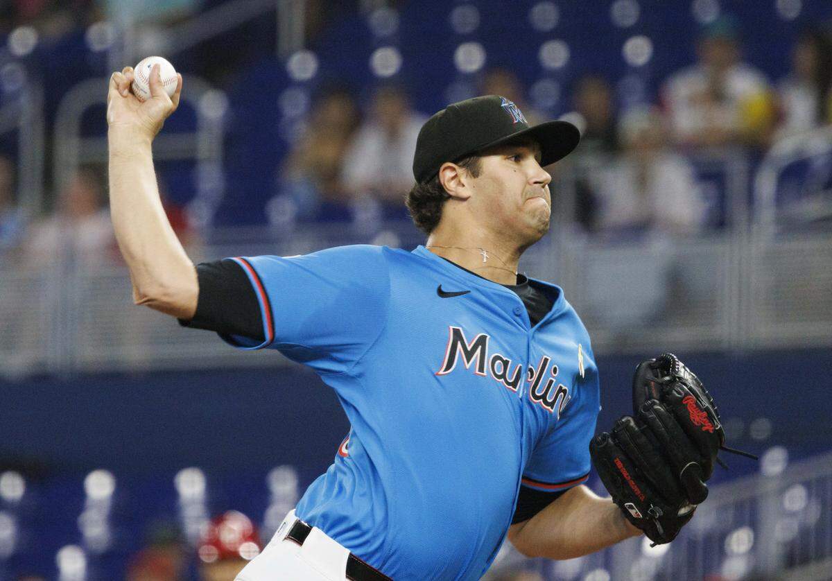 El abridor de los Marlins Tyler Phillips lanza en el primer inning del partido ante los Filis de Filadelfia, celebrado el 7 de septiembre de 2025 en Miami.