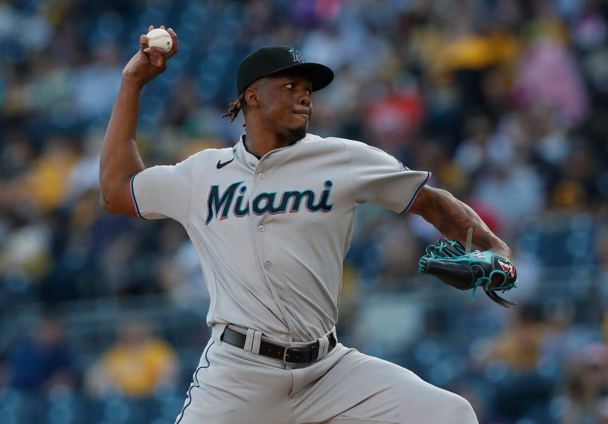 El derecho de los Marlins Huascar Brazobán trabaja en el séptimo inning del partido ante los Piratas, el 1ro de octubre de 2023 en Pittsburgh.