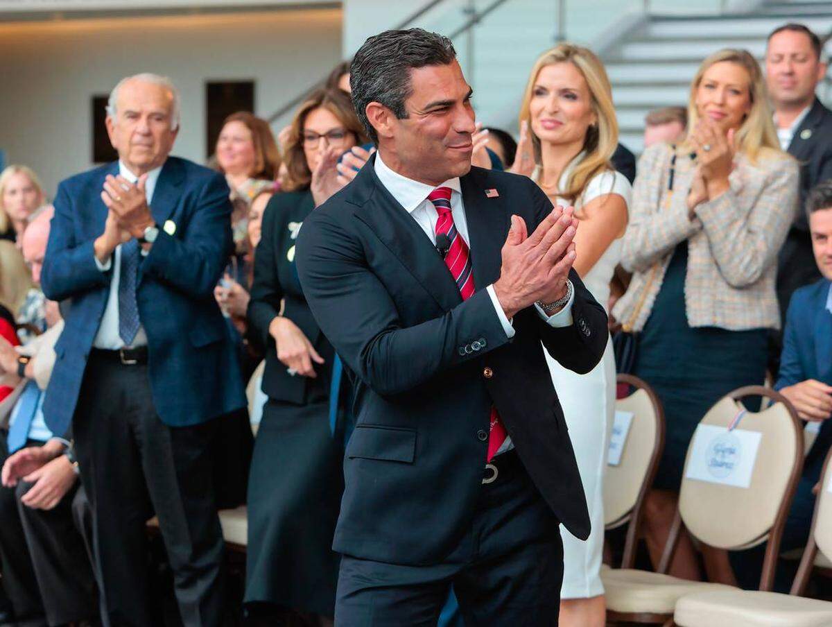 El alcalde de Miami Francis Suárez saluda a la multitud antes de su primer discurso en sus aspiraciones presidenciales.