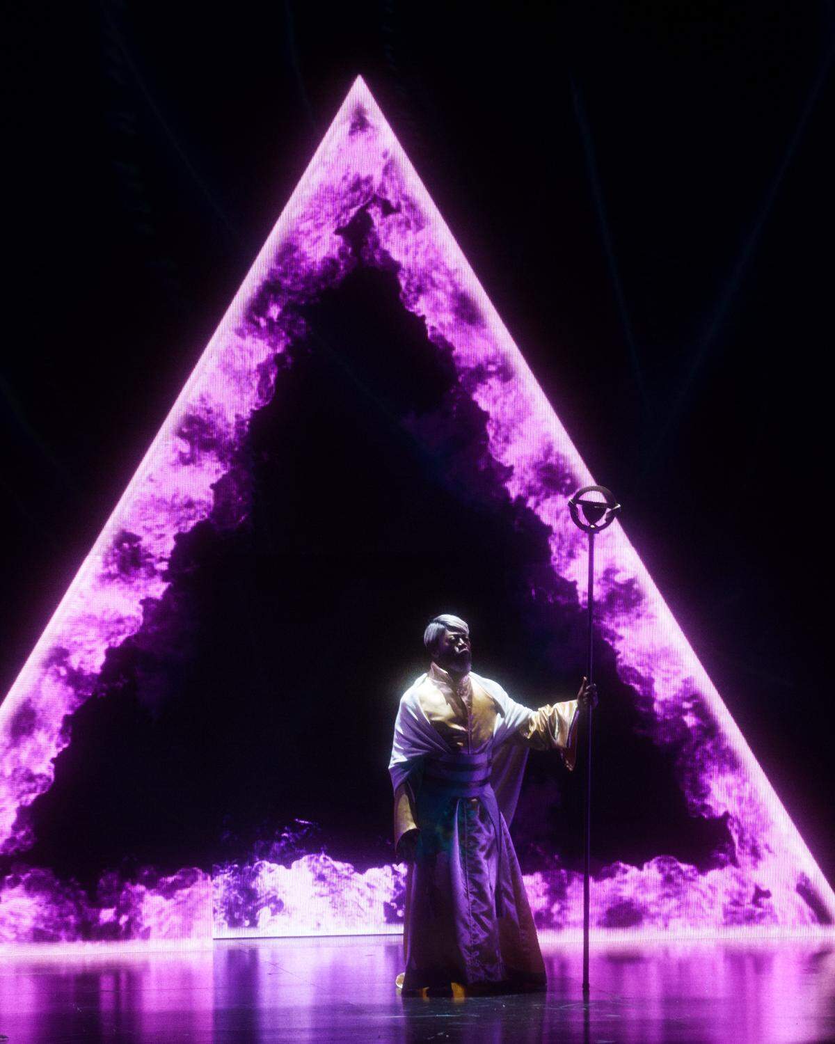 Neil Nelson como el Sacerdote Principal en “La flauta mágica” de Mozart.
