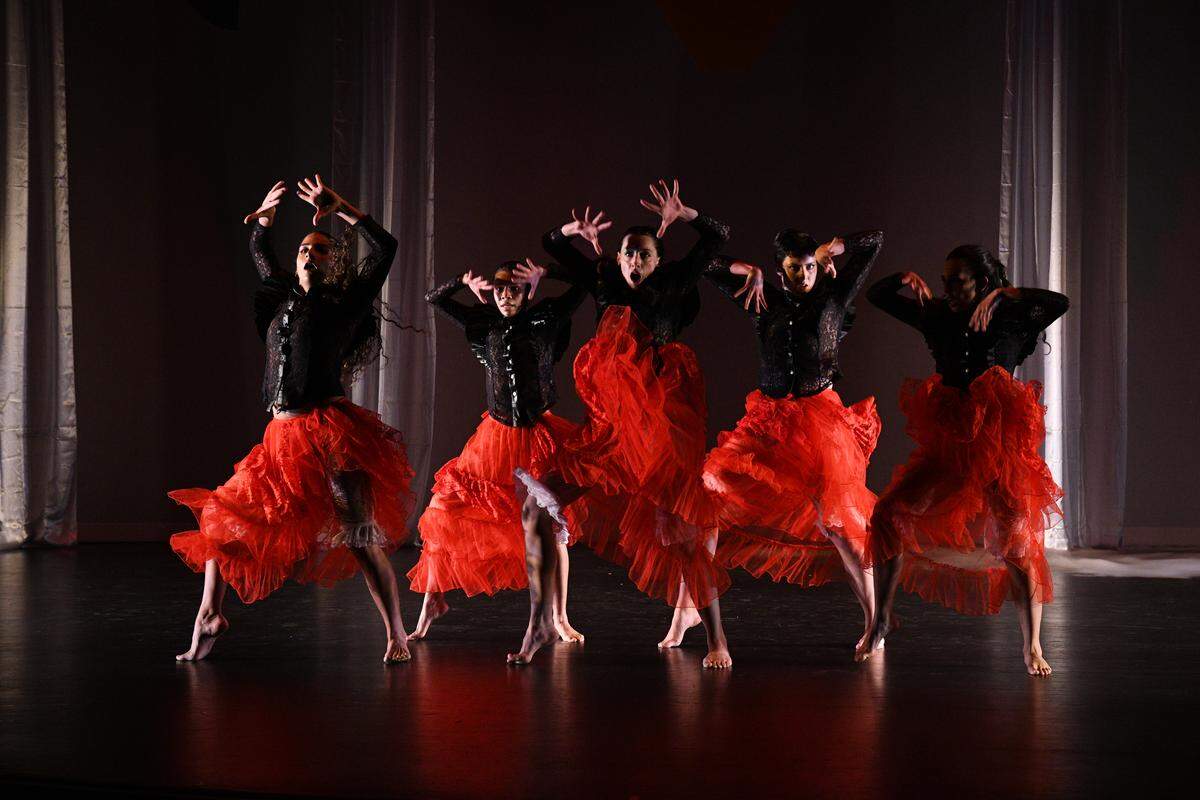  De izquierda a derecha: Sabrina Amorim, Jania Peralta, Rachel Abelenda, Meagan Christiansen y Valentina Carvallo, bailarinas de STYX The Company, en “Abracadabra”, coreografía de Mika Santo. 