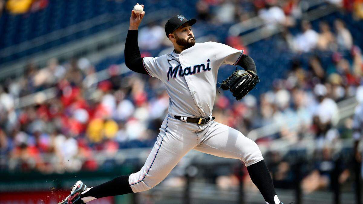 El abridor de los Marlins lanza en el primer inning del partido ante los Nacionales, el 3 de julio de 2022 en Washington.