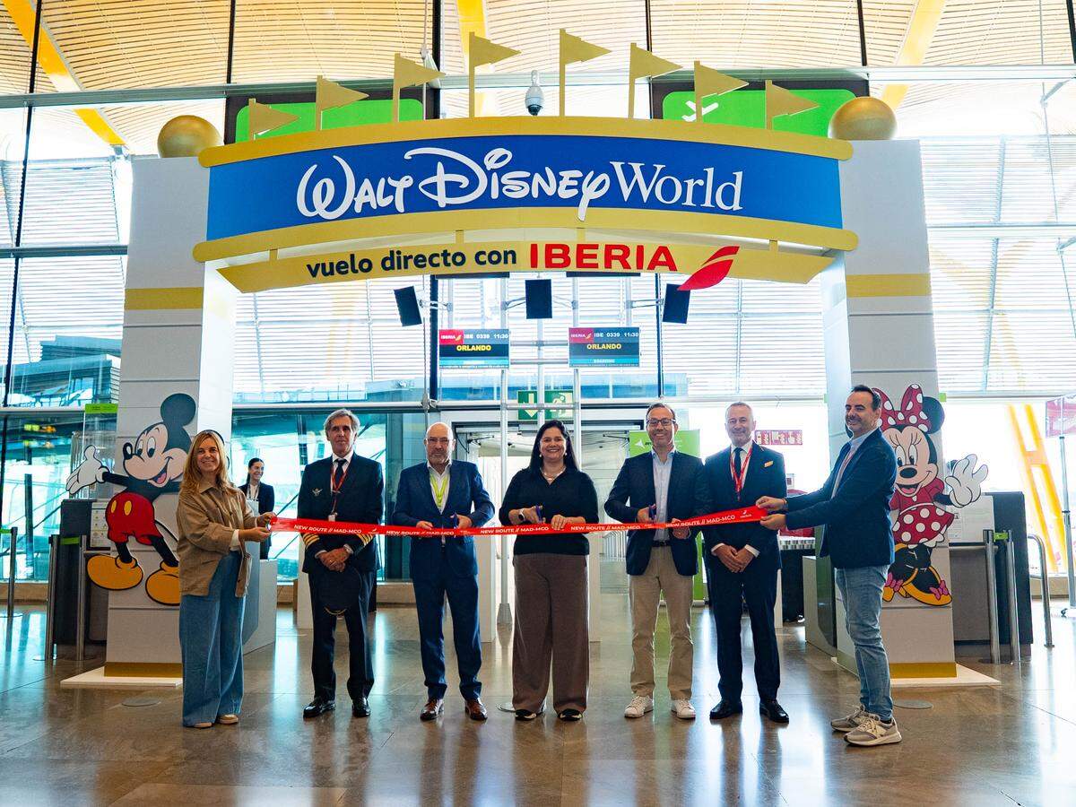 A su llegada a la Terminal 4 Satélite del aeropuerto Adolfo Suárez Madrid-Barajas, los clientes fueron recibidos con varias sorpresas, como un gran arco de Walt Disney World instalado en la puerta de embarque