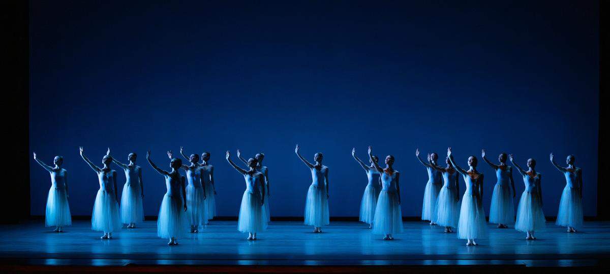 Las bailarinas de Miami City Ballet en la famosa pose inicial del ballet “Serenata” de George Balanchine. 