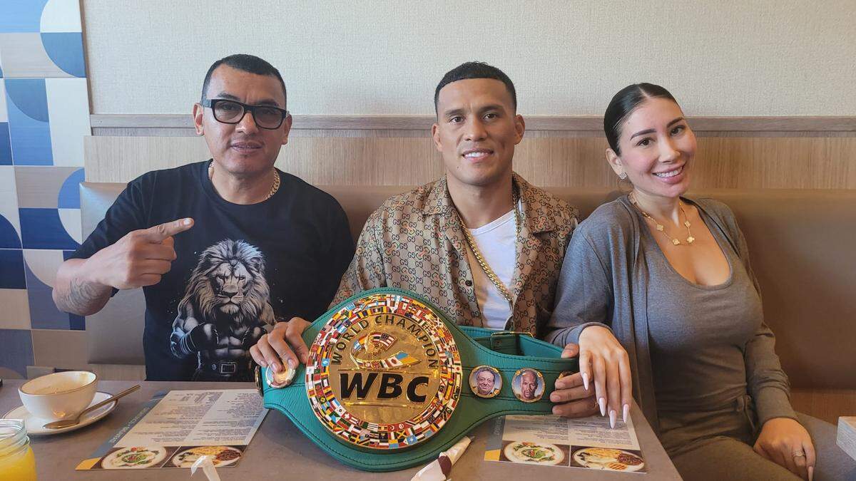 David Benavídez junto a su esposa Karina y su padre José.