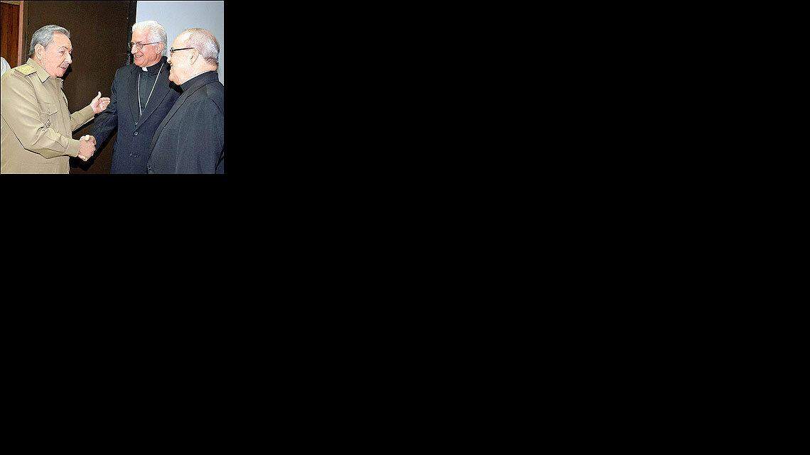 Fotografía del miércoles 19 de mayo de 2010, de la reunión sostenida entre el gobernante cubano Raúl Castro (i), el arzobispo de La Habana, cardenal Jaime Ortega (d), y el presidente de la Conferencia de Obispos Católicos de la isla, Dionisio García Ibáñez (c).