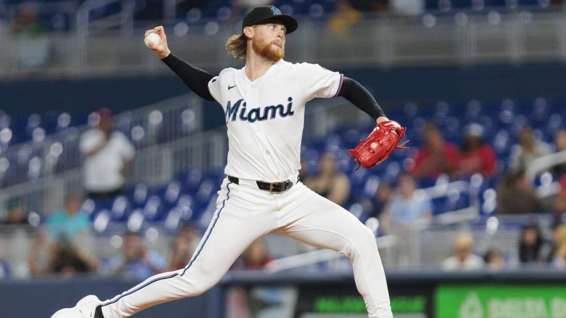 El abridor de los Marlins Max Meyer lanza en el primer inning del partido ante los Cardenales de San Luis, celebrado el 20 de abril de 2026 en el loanDepot Park en Miami. 