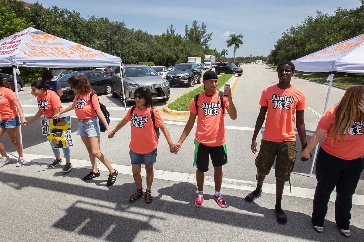 Manifestantes bloquean la intersección en 145 Ave SW y 29 St. en Miramar el miércoles 18 de julio del 2018, afuera de la instalación de ICE.