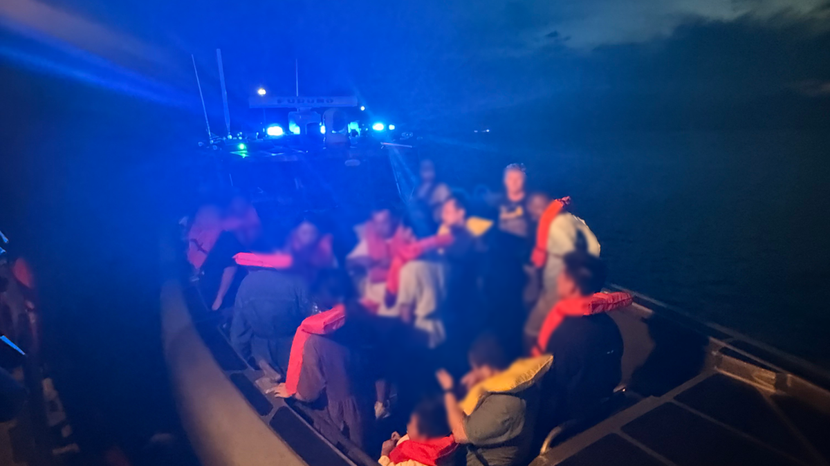 Migrantes chinos suben a bordo de una embarcación de Operaciones Aéreas y Marítimas de la Oficina de Aduanas y Protección Fronteriza de EEUU, el sábado 30 de agosto de 2025, cerca de Fort Pierce Inlet.