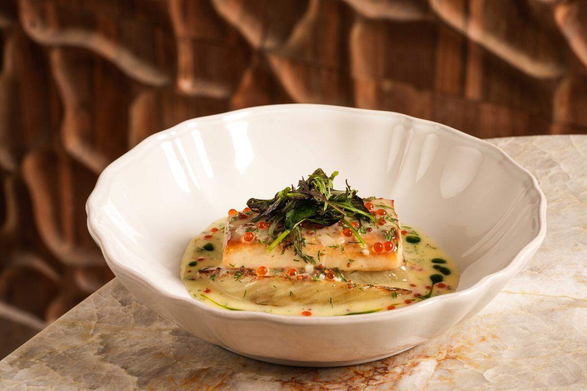 Cobia con salsa de mantequilla y limón, eneldo, hinojo braseado y huevas de trucha en Aguasal, Miami Beach.