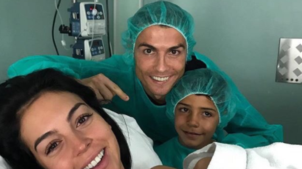 La modelo española Georgina Rodríguez, Cristiano Ronaldo y su hijo Cristiano Junior posan en la foto colocada en Twitter por el delantero del Real Madrid.