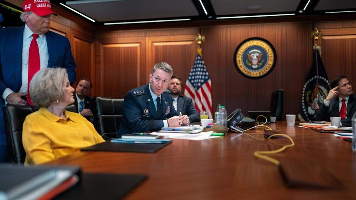 Una foto distribuida por la Casa Blanca muestra al presidente de EEUU, Donald Trump (izq.), junto al jefe del Estado Mayor Conjunto, general Dan Caine (tercero desde la izquierda), y la jefa de gabinete de la Casa Blanca, Susie Wiles (segunda desde la izquierda), en la Sala de Situación de la Casa Blanca en Washington, DC, el 21 de junio de 2025. 
EFE/EPA/CASA BLANCA 
