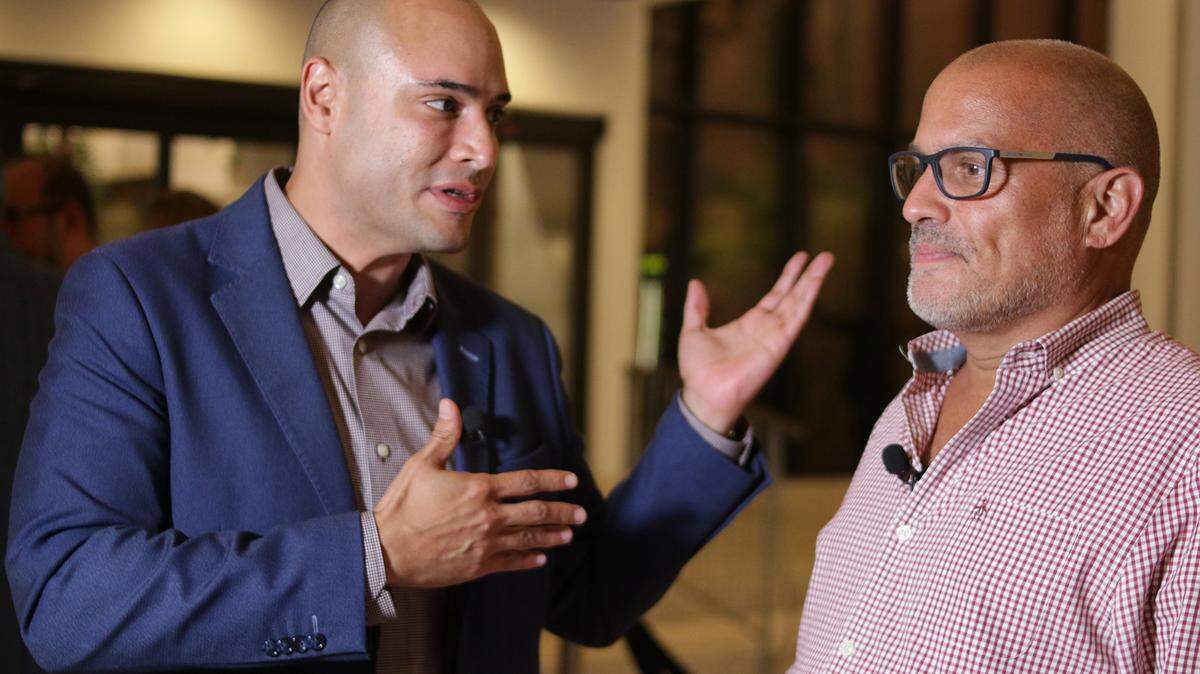 Leonardo Trechi, CEO de VIPTV entrevistando al productor venezolano Miguel Ferro.