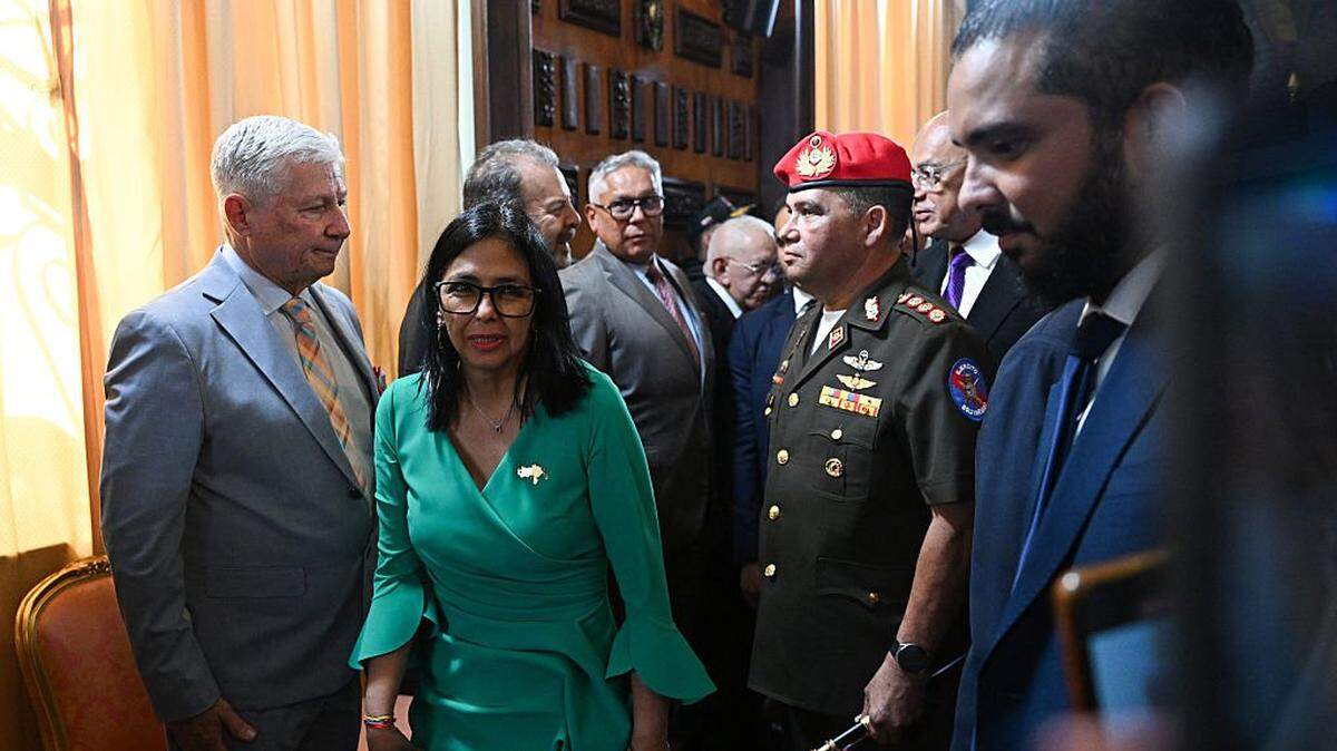 La presidenta encargada de Venezuela, Delcy Rodríguez, sale tras una sesión de la Asamblea Nacional, el 5 de enero de 2026 en Caracas. 