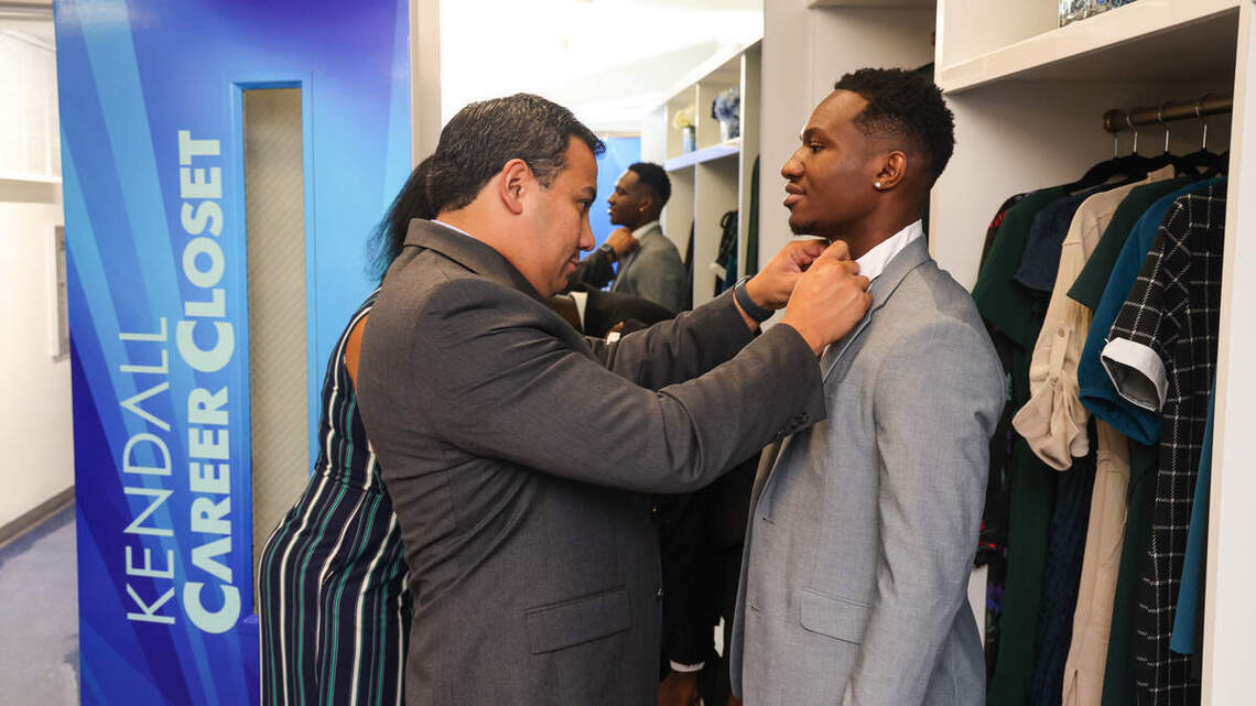 Ropa profesional gratis para entrevistas de trabajo: así pueden conseguirla estudiantes de Miami