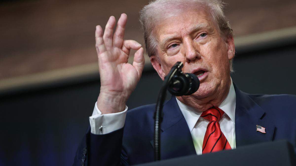 El presidente de Estados Unidos, Donald Trump, responde preguntas tras firmar una orden ejecutiva para establecer un grupo de trabajo que supervisará los Juegos Olímpicos de Los Ángeles 2028, en el Auditorio de la Corte Sur de la Casa Blanca, el 5 de agosto de 2025, en Washington, D.C.