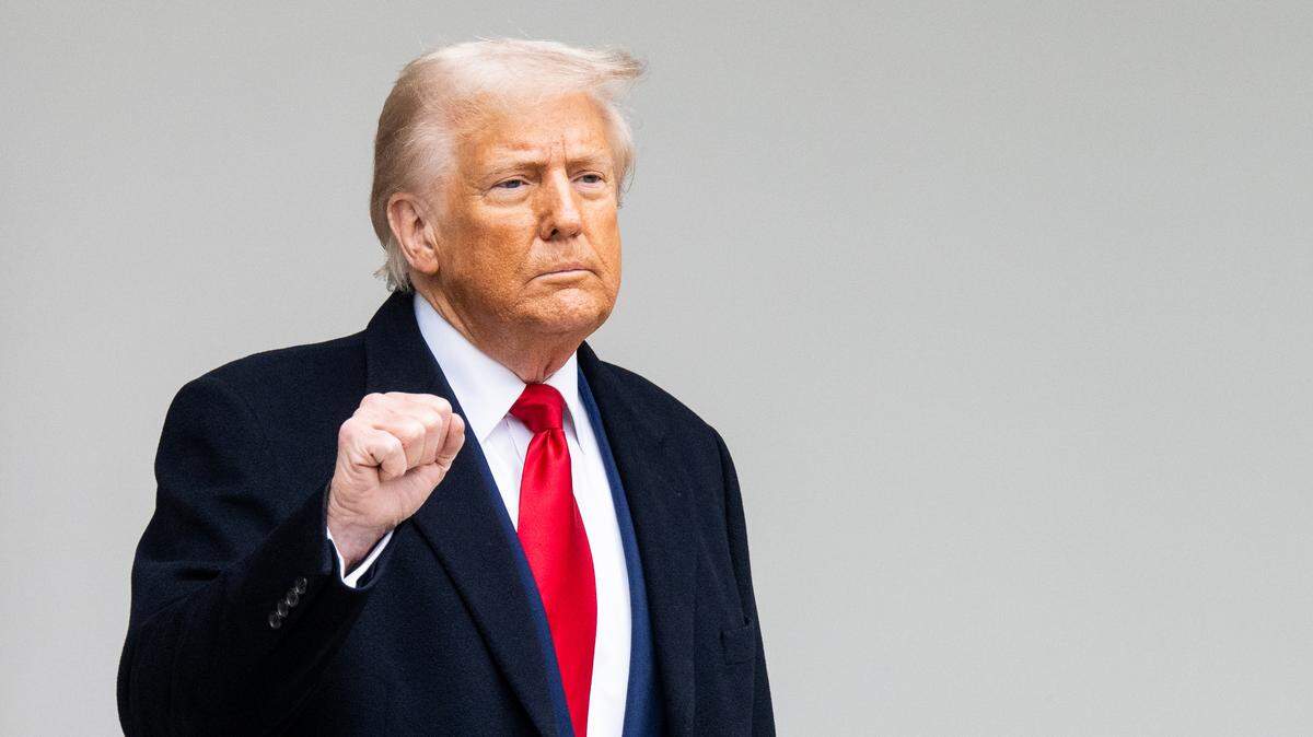 El presidente Donald Trump levantando el puño en un evento del “Día de la Liberación”, donde firmó una orden ejecutiva para crear aranceles recíprocos, en el Jardín de las Rosas de la Casa Blanca en Washington, D.C.
