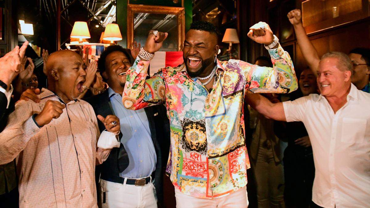 David Ortiz, en el centro, celebra tras ser elegido al Salón de la Fama del Béisbol. Le acompañan su padre Leo Ortiz (izquierda), el también miembro del Salón de la Fama Pedro Martínez (segundo a la izquierda) y el agente Fernando Cuza, el martes 25 de enero de 2022, en Santo Domingo, República Dominicana.