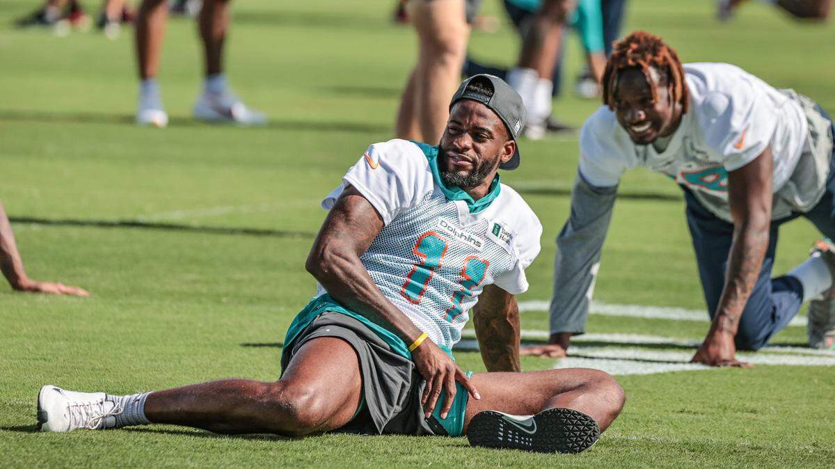 Los wide receivers de los Dolphins DeVante Parker (11) y Preston Williams (18) durante una práctica en el centro de entrenamiento en Miami Gardens, Florida.