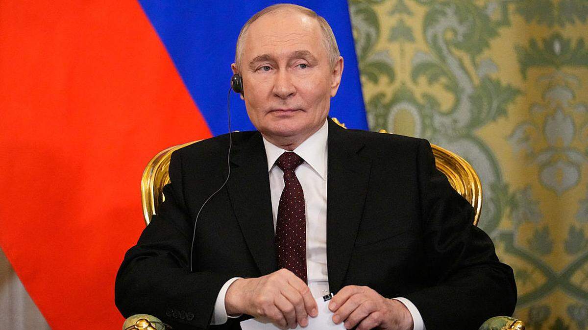El gobernante ruso Vladimir Putin escucha al presidente de Madagascar, durante su encuentro el jueves 19 de febrero de 2026, en Moscú.