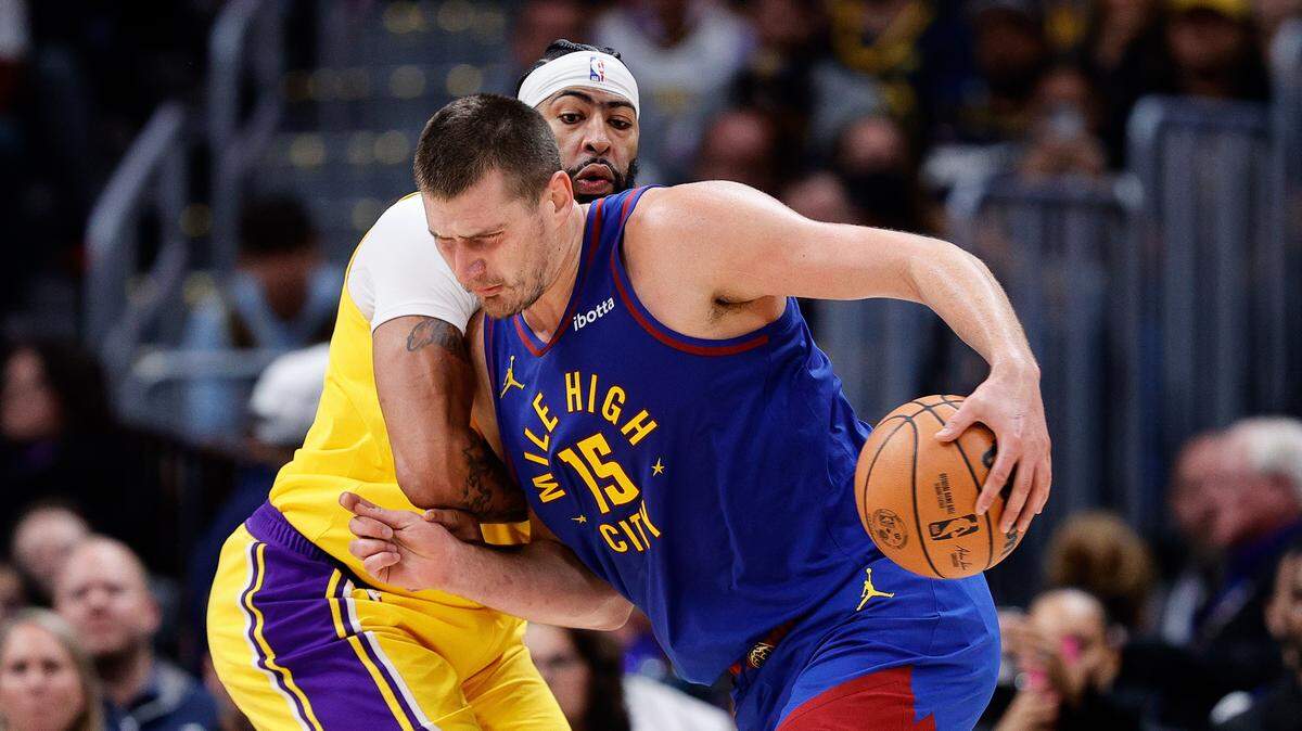 Nikola Jokic y los Nuggets de Denver protagonizaron el martes una ceremonia festiva para celebrar el primer título de la NBA en la historia de la franquicia, frente a un graderío repleto. Denver comenzó la temporada venciendo a los Lakers de Los Angeles. 