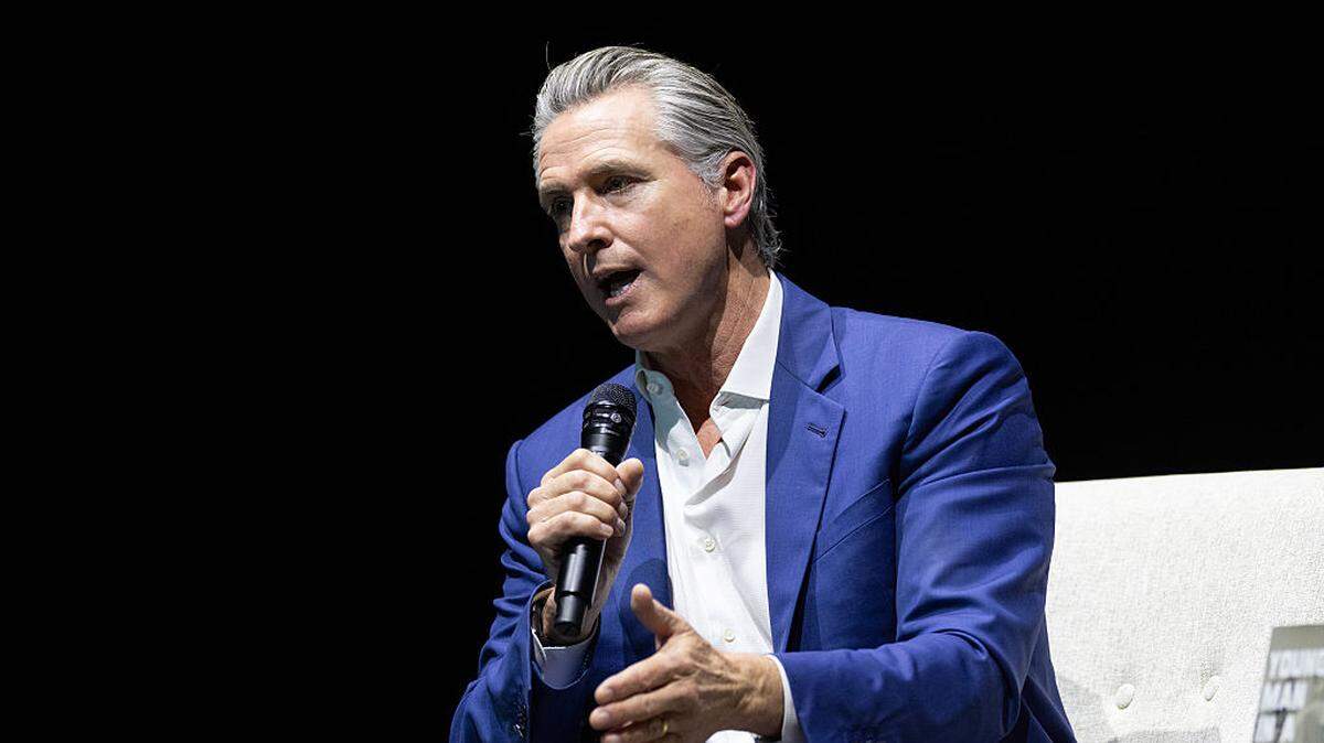 El gobernador de California, Gavin Newsom, asiste a un evento para promocionar su libro “Young Man in a Hurry”, el sábado 28 de febrero de 2026 en San Francisco, California. Newson lidera una veintena de estados que presentarán una demanda contra los nuevos aranceles de 10% impuestos por el presidente Donald Trump.
