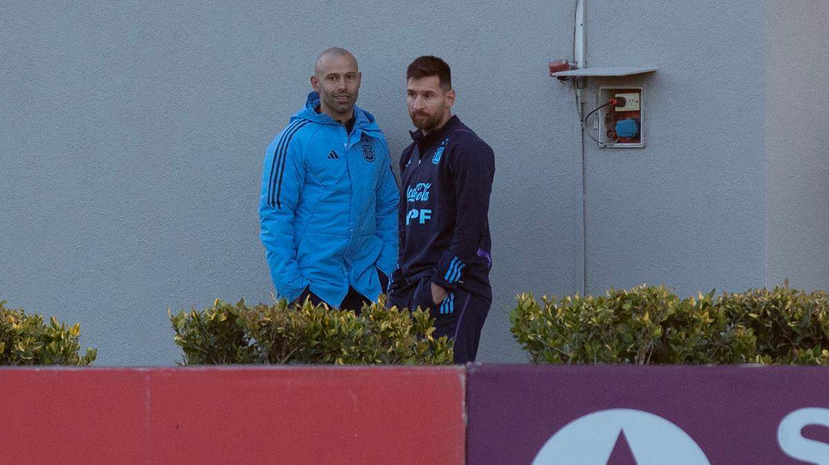  Lionel Messi (der.) y el entrenador Javier Mascherano observan una sesión de entrenamiento en Buenos Aires, Argentina, el 5 de septiembre de 2023. 